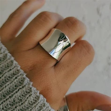 Anillo De Banda Vintage Con Diseño Geométrico Superficie Pulida