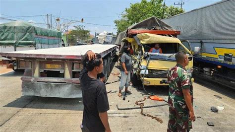 Kronologi Kecelakaan Dua Truk Adu Moncong Di Gresik Wahyudi Tewas Di