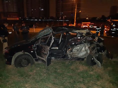 Batida De Carro Em Rvore S Margens Da Dutra Mata Tr S Jovens Em