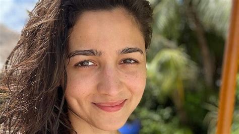 Alia Bhatt Flaunts No Makeup Look In Latest Selfie Impressed Fans Call