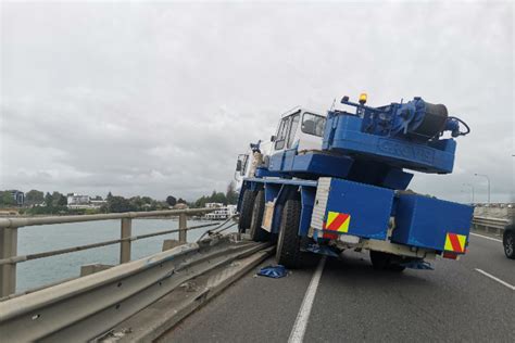 SunLive - Tauranga Harbour Bridge lane open following crash - The Bay's ...