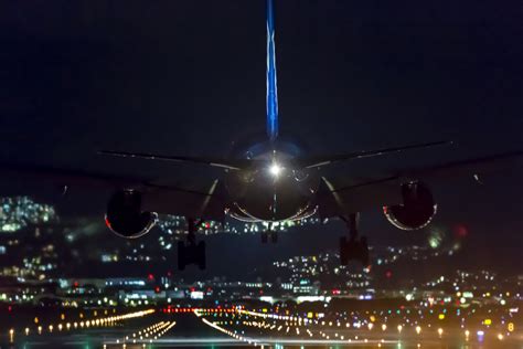 夜の空港って、ドラマチック。美しく煌めく夜の空港を捉えた写真たち - 未来スコップ