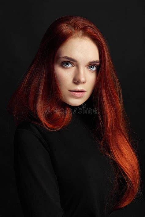 Belle Fille Rousse Sexy Avec De Longs Cheveux Portrait Parfait De Femme