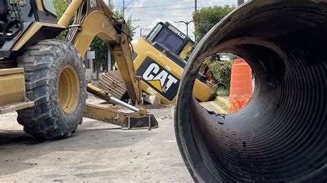 M Quina Cay A Zanja De Dren Pluvial En San Juan Del R O