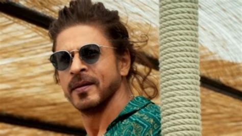 Shah Rukh Khan Gives Hilarious Reply To Fan Waiting Outside Mannat To