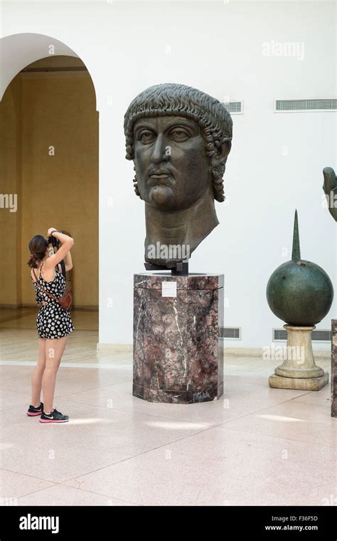 Roma Italia Fragmentos De La Colosal Estatua De Bronce De Constantino