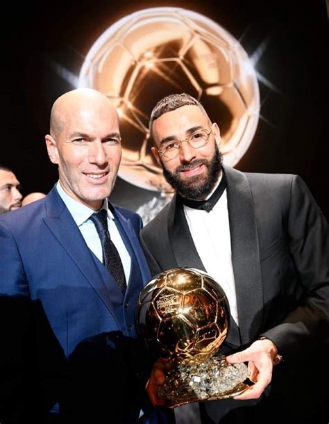 Karim Benzema Akhirnya Berhasil Angkat Trofi Ballon Dor