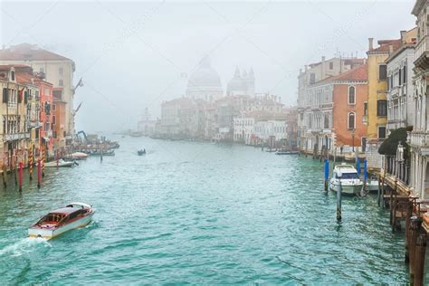 G Ndola En Canal Grande Con La Bas Lica De Santa Maria Della Salute Al