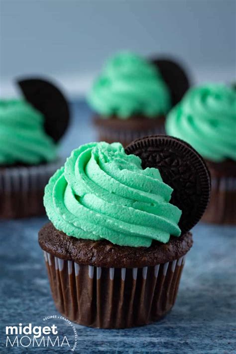 mint oreo chocolate cupcakes recipe midgetmomma
