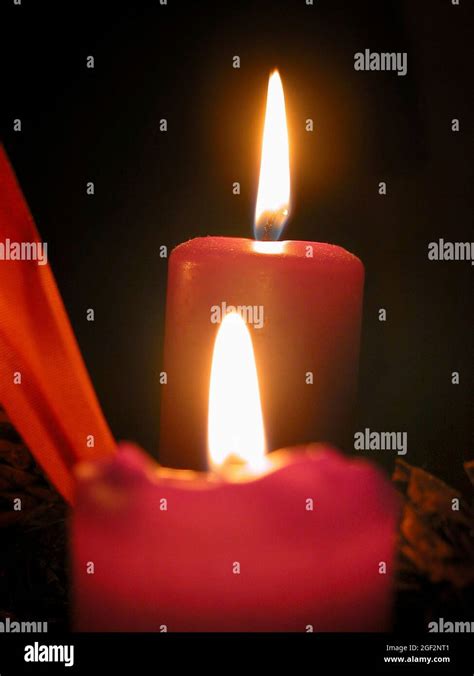 Velas Encendidas Fotografías E Imágenes De Alta Resolución Alamy