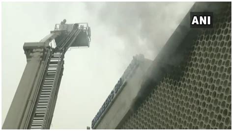 Delhi Fire दिल्ली Ito के पास बिल्डिंग में लगी आग फायर ब्रिगेड की 3 गाड़ियां मौके पर Delhi