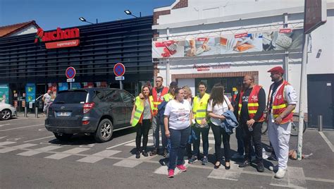 À Corbie les salariés d Auchan débrayent pour dénoncer les conditions