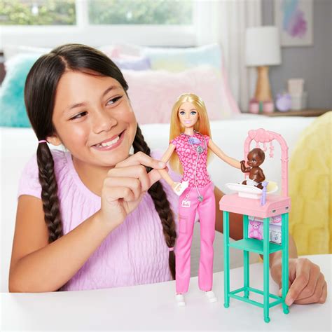 Barbie Coffret Barbie Pédiatre Poupée blonde et poupée bébé | Mattel