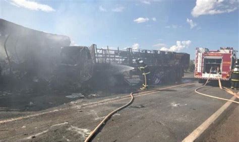 Carretas Batem De Frente E Pegam Fogo Na Br Em Nova Andradina