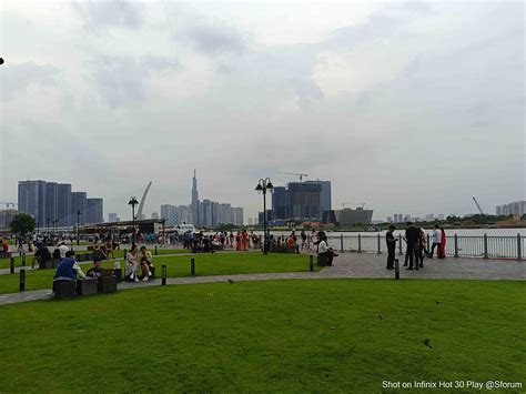 Trên tay Infinix Hot 30 Thiết kế bóng bẩy camera 50MP hiệu năng ngon giá chỉ hơn 3 triệu đồng