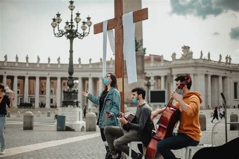 Shalom Em Roma Realiza Evangelização Com A Cruz Da Jmj Comunidade