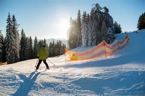 La Guida Dello Sciatore Sulla Neve Fresca Scende La Stazione Sciistica