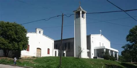 Le partí una silla en la espalda un cura defendió a su iglesia de un