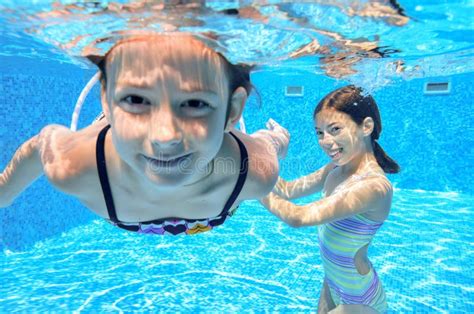 Les Enfants Heureux Nagent Dans La Piscine Sous Leau Des Filles