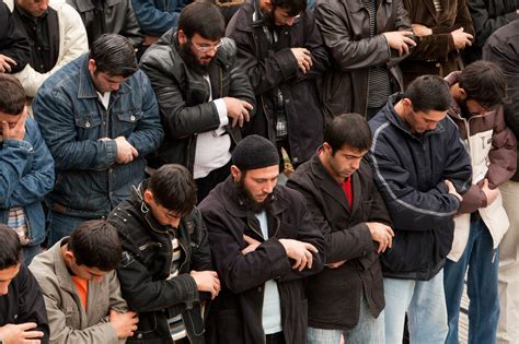 Muslim Men Praying Imb