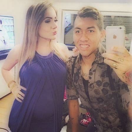 Jogador brasileiro Firmino vacila e posta foto de momento íntimo