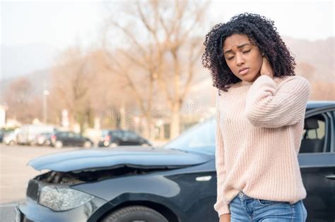 Acidente De Tr Nsito E Mulher Negra Que Chamam A Ajuda Foto De Stock