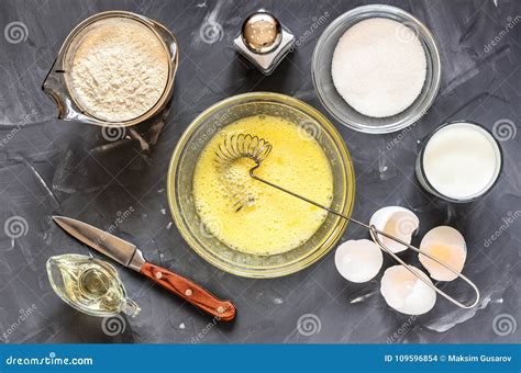 Das Kochen Des Russen Richtet Pfannkuchen An Eier Milch Mehl Butter