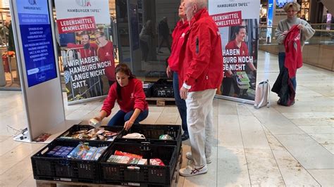 Hamburger spenden in Einkaufszentren für Tafel NDR de