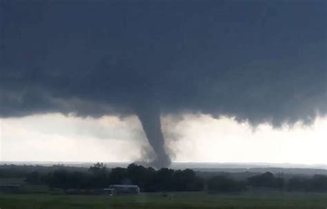 Des Images Impressionnantes Dune Tornade D Vastatrice Aux Tats Unis