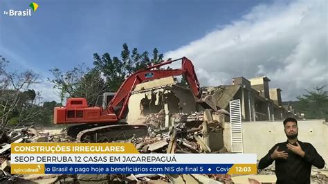 Seop faz demolição de 12 casas irregulares em Jacarepaguá Brasil em