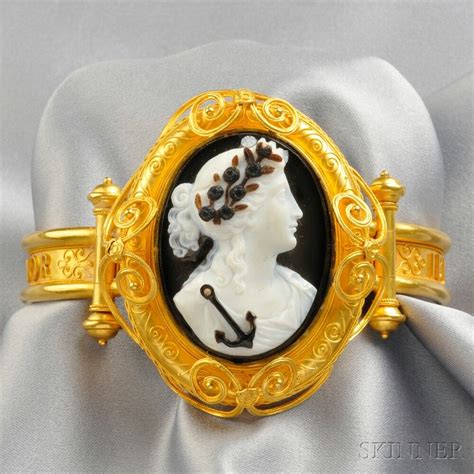 Antique Kt Gold And Hardstone Cameo Bracelet Centering A Cameo