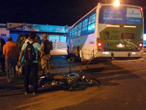 Estudante motociclista morre ao colidir ônibus na Av Juraci