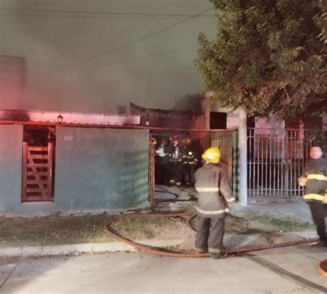 Se prendió fuego una casa rescataron a un adolescente y su perro El