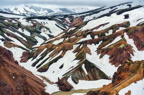 Paisaje del sendero blahnjukur con montaña volcánica en las tierras