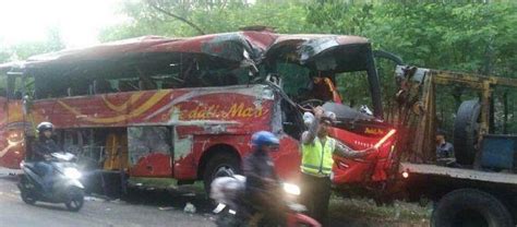 Tabrakan Bus Dan Truk Tewas Koran Jakarta