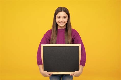 Criança adolescente segurando o quadro negro menina da escola primária