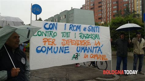 Corteo Rom E Sinti Oggi A Bologna La Politica Locale Si Spacca Tra