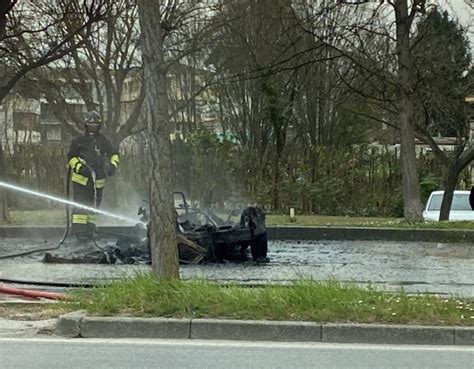 VIDEO Furgone In Fiamme Nel Parcheggio Paura In Viale Alberti A