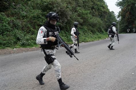 Elementos Del Cjng Roban Autos Nuevos En La Autopista A Plena Luz Del