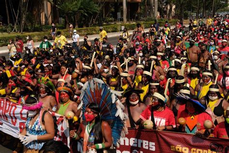 VÍDEO Miles de mujeres indígenas marchan en Brasil para protestar