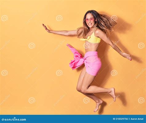 Jovencita Guapa Con Bikini Y Gafas De Sol Sonriendo Feliz Foto De Archivo Imagen De Cara