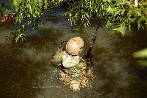 Experiência Militar Completa Comando De Um Dia Correndo Pela água Com