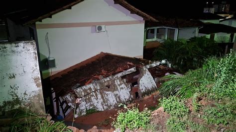 A Gazeta Chuva No ES Muro Cai E Mata Uma Pessoa Em Alegre