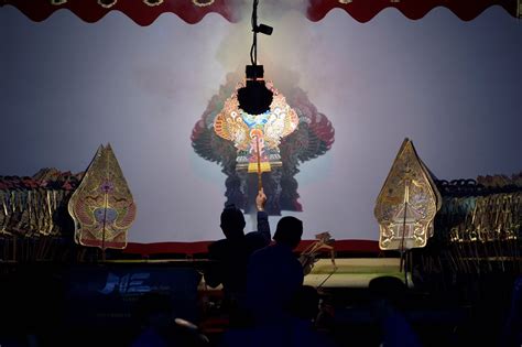 Foto Pertunjukan Wayang Kulit Pada Puncak Perayaan Hut Kemerdekaan Ri