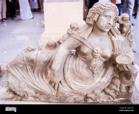 Egipto Alejandría El Museo Grecorromano La Estatua De La Diosa Euthenia Esposa Del Dios Nilo