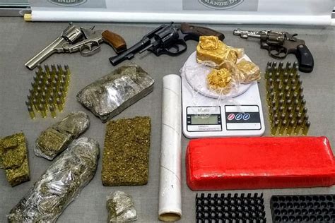 Jovem é presa e adolescentes apreendidos drogas e armas em