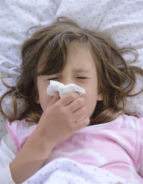 Ragazza Che Soffia Il Suo Naso Con Il Fazzoletto Mentre Starnutendo