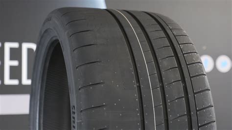 Bridgestone Potenza Race Semi Slick Reifen Auf Dem Maserati Mc