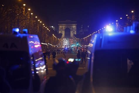 Proteste In Francia Danni E Fermi A Parigi Raid Incendiario A Lione