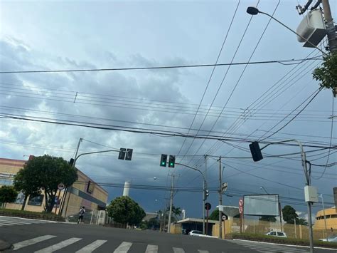 Tempo fecha e São Carlos tem alerta para tempestade possibilidade